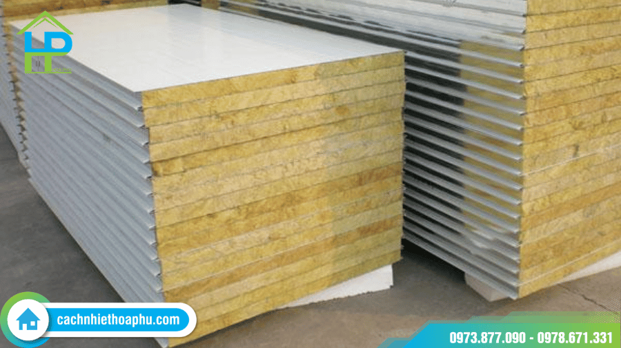 Tam-Panel-vach-ngan-Rockwool-co-loi-lam-tu-bong-khoang-Rockwool-mang-den-kha-nang-chong-chay-va-cach-am-cach-nhiet-cuc-ky-hieu-qua