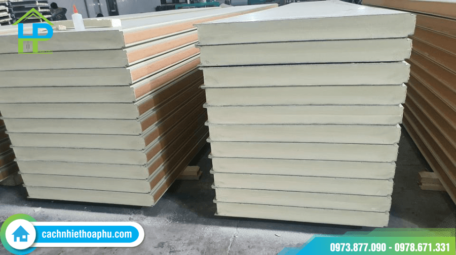 Panel-PU-PIR-co-lop-cach-nhiet-tu-Polyurethane-PU-hoac-Polyisocyanurate-PIR-vuot-troi-hon-EPS-ve-kha-nang-cach-nhiet-va-do-ben